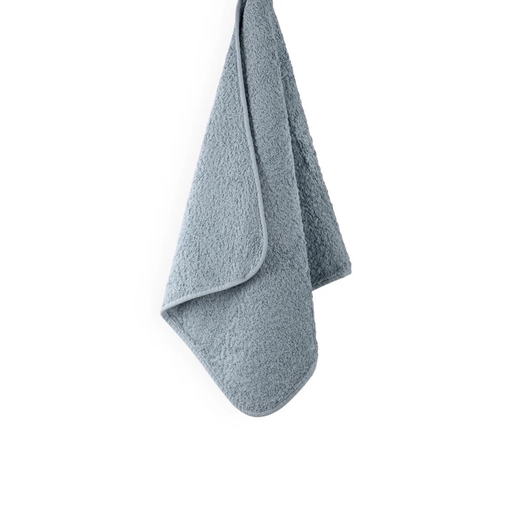 En stor, tjock och mjuk upphängd badhandduk Graccioza Egoist i den unika nyansen French Blue redo för badrummet.