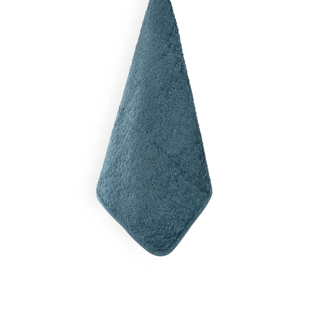 En stor, tjock och mjuk upphängd badhandduk Graccioza Egoist i den unika nyansen Peacock redo för badrummet.