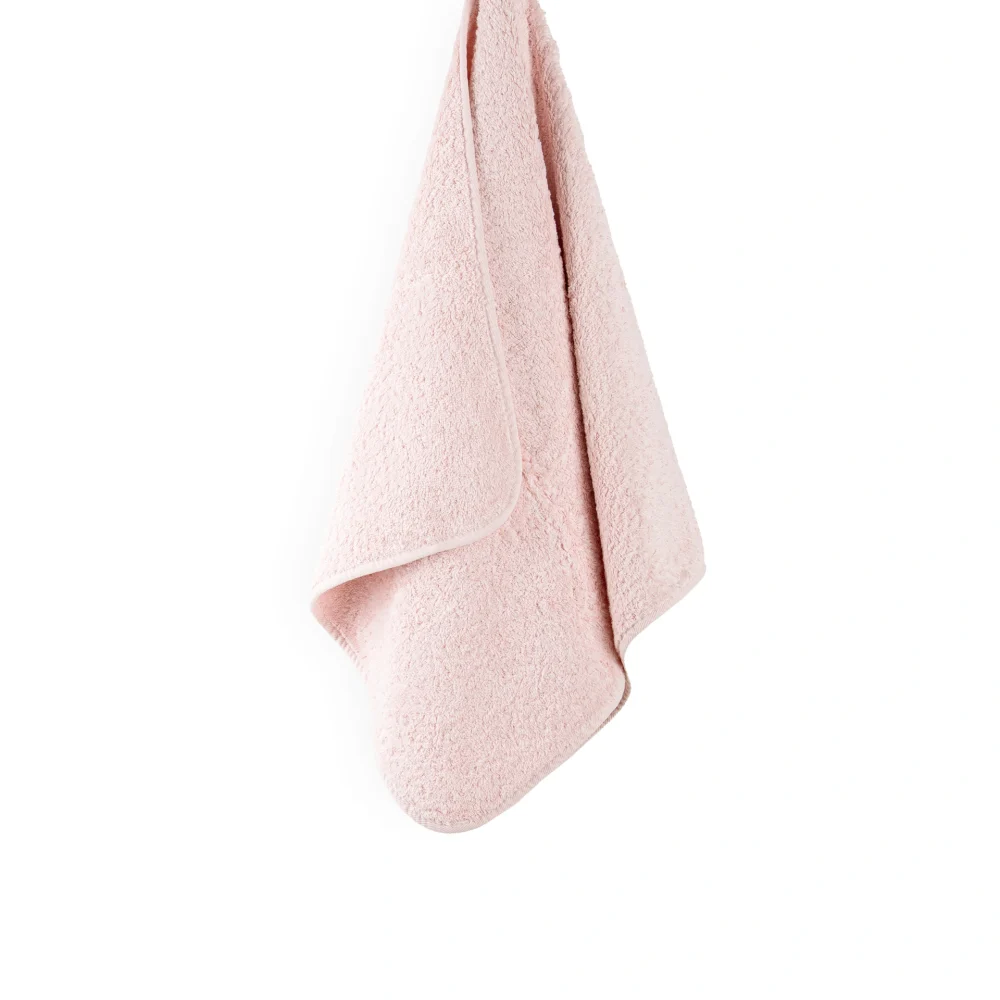En stor, tjock och mjuk upphängd badhandduk Graccioza Egoist i den unika nyansen Pink Pearl redo för badrummet.