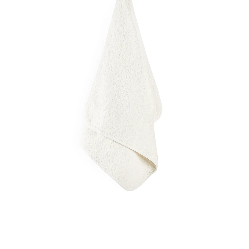 En stor, tjock och mjuk upphängd badhandduk Graccioza Egoist i den unika nyansen Snow redo för badrummet.